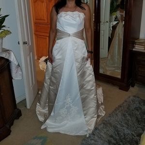 David's Bridal lomg train wedding dress size 2